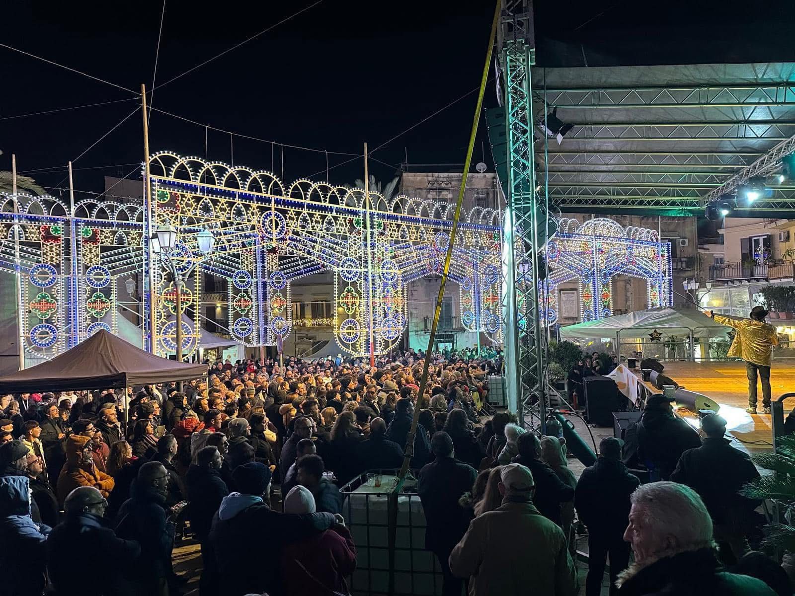 Cesto di cachi freschi, rappresentazione della qualità dei prodotti locali valorizzati nei nostri eventi.