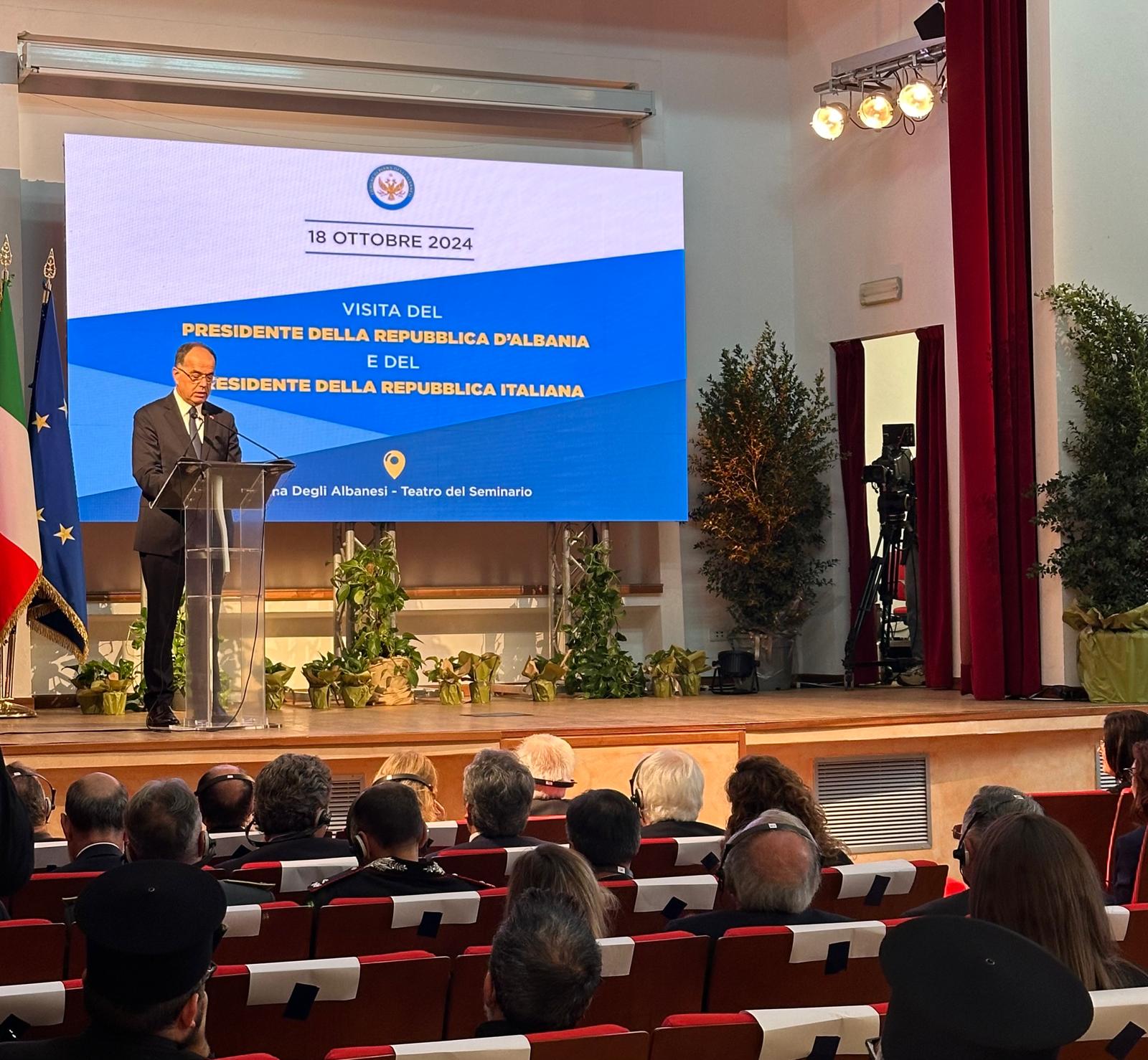 Veduta di Piana degli Albanesi, uno dei suggestivi territori con cui collaboriamo.