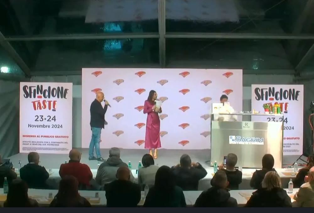 Momento conviviale durante lo Sfincione Fest, evento enogastronomico da noi organizzato.